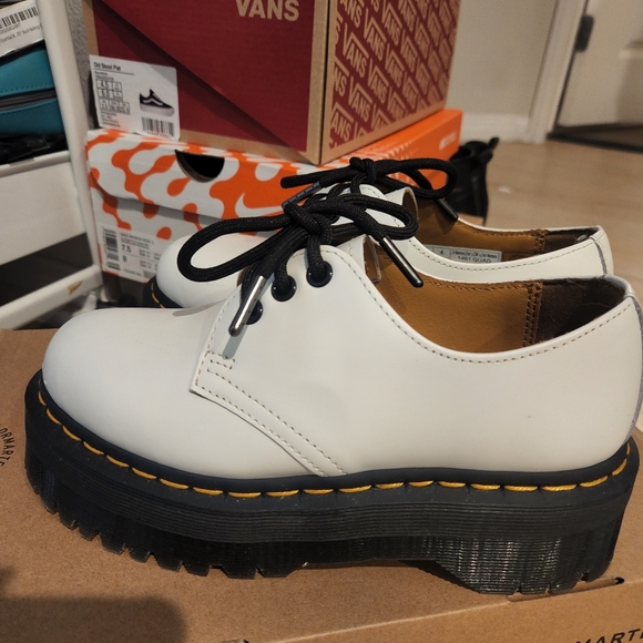 Dr. Martens Platform Smooth leather Shoes. NEW WITH ORIGINAL BOX!! - Picture 4 of 7